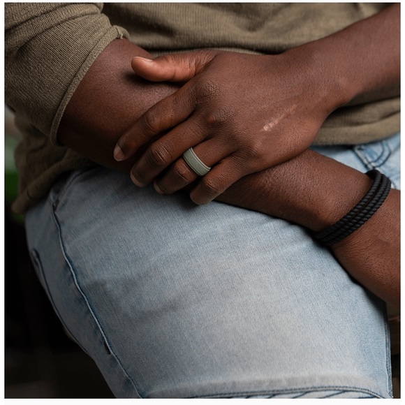 NWT Enso Infinity Silicone Ring in Pine - Picture 3 of 5